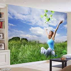 Tranh spa cô gái trẻ ngồi trên thảm cỏ xanh