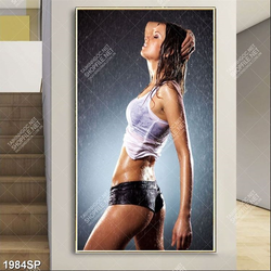 Tranh treo spa cô nàng nóng bỏng đứng dưới mưa
