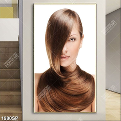 Tranh spa cô gái trẻ với mái tóc quấn quanh cổ