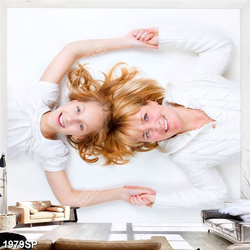 Tranh spa mẹ và bé nằm nắm tay trên sàn