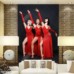 Tranh spa ba cô gái mặc váy đỏ