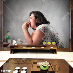 Tranh spa cô nàng béo ăn bánh mỳ hamburger