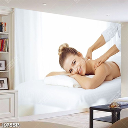 Tranh cô gái nằm massage trong spa