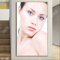Tranh spa gương mặt xinh đẹp của cô gái trẻ