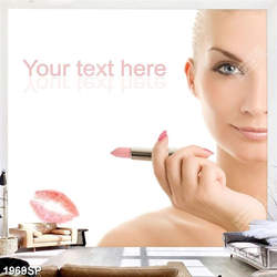 Tranh spa người mẫu với cây son hồng