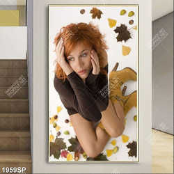 Tranh spa cô gái ngồi tạo dáng bên những chiếc lá