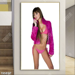 Tranh spa cô gái mặc bikini hồng nổi bật