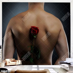 Tranh spa bông hồng nhung sau lưng người đàn ông