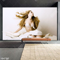 Tranh người mẫu bikini tóc vàng ngồi trên giường