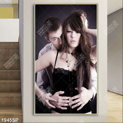 Tranh spa người đàn ông ôm vòng eo cô gái trẻ