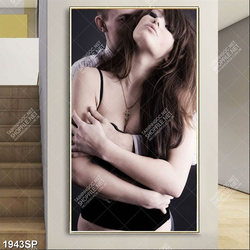 Tranh treo spa cặp đôi trai gái đứng ôm nhau in uv