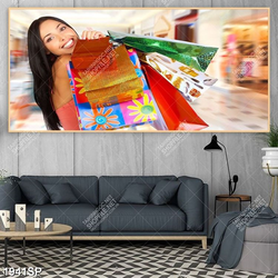 Tranh spa cô gái cầm nhiều túi đồ trên tay