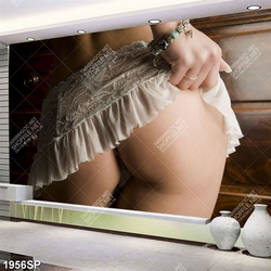 Tranh spa cô gái khoe vòng ba gợi cảm