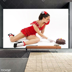 Tranh spa cô gái mặc váy đỏ bên bánh kem socola