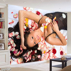 Tranh spa cô gái sexy nằm trên những cánh hoa hồng