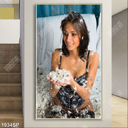 Tranh spa người mẫu bikini nghịch lông vũ