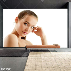 Tranh spa cô gái trẻ xinh đẹp