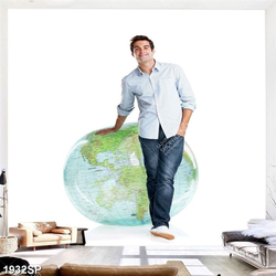 Tranh spa chàng trai trẻ bên quả địa cầu