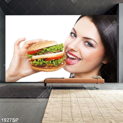 Tranh spa cô gái ăn bánh mỳ hambơger