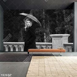 Tranh spa cô gái đứng che dù