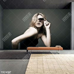 Tranh spa cô gái đeo mắt kiếng