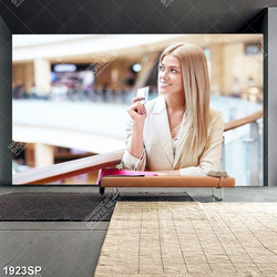 Tranh spa cô gái tóc vàng mua sắm trong trung tâm thương mại