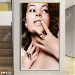 Tranh in canvas cô gái tóc xoăn xinh đẹp