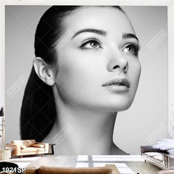 Tranh spa gương mặt xinh đẹp của cô gái trẻ