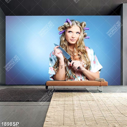 Tranh spa cô gái cầm dao trên tay