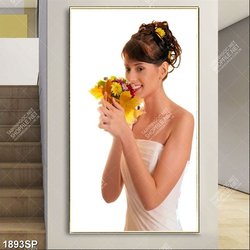 Tranh spa cô gái xinh đẹp cầm bó hoa nhỏ