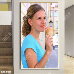 Tranh spa cô gái cầm kem ốc quế đứng bên đường phố