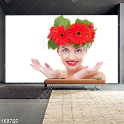 Tranh spa cô gái đội bông hoa đỏ trên đầu