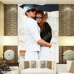 Tranh spa cặp đôi đứng ôm nhau che dù đứng dưới mưa