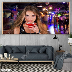 Tranh spa cô gái cầm ly nước ép trong bar clup