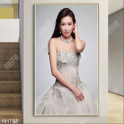 Tranh spa cô gái xinh đẹp mặc chiếc váy cúp ngực