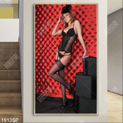 Tranh spa người mẫu bikini gợi cảm bên bức tường đỏ