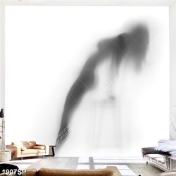 Tranh nghệ thuật trắng đen người mẫu sau tấm kính mờ