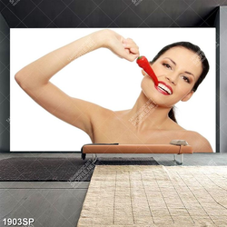 Tranh spa cô gái cắn trái ớt đỏ
