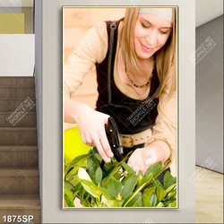 Tranh spa cô gái tưới nước cho cây