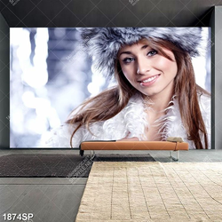 Tranh spa cô gái xinh đẹp mặc chiếc áo lông trắng