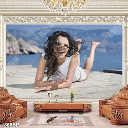 Tranh spa cô gái cười tươi nằm trên cầu gỗ