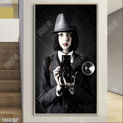 Tranh spa cô gái cầm máy chụp ảnh