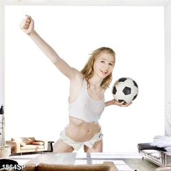 Tranh spa cô nàng cá tính cầm trái bóng trên tay