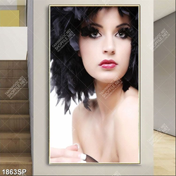 Tranh spa cô nàng với mái tóc lông vũ đen