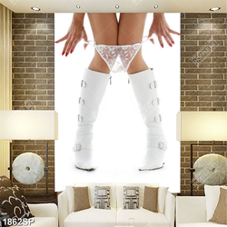 Tranh spa đôi chân mang đôi bốt trắng