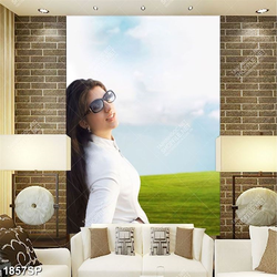 Tranh spa cô nàng xinh đẹp đứng  tạo dáng bên cánh đồng cỏ