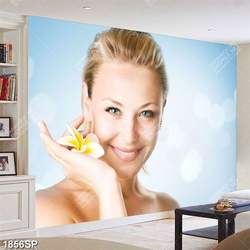 Tranh spa cô gái xinh đẹp cười rạng rỡ