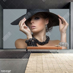 Tranh spa cô gái sành điệu với chiếc mũ đen rộng vành
