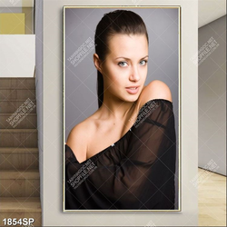 Tranh spa cô nàng xinh đẹp mặc váy đen hở vai trần