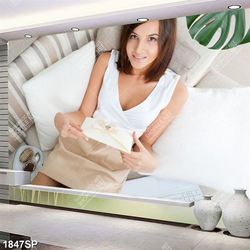 Tranh spa cô gái xinh đẹp cầm chiếc thiệp trắng trên tay